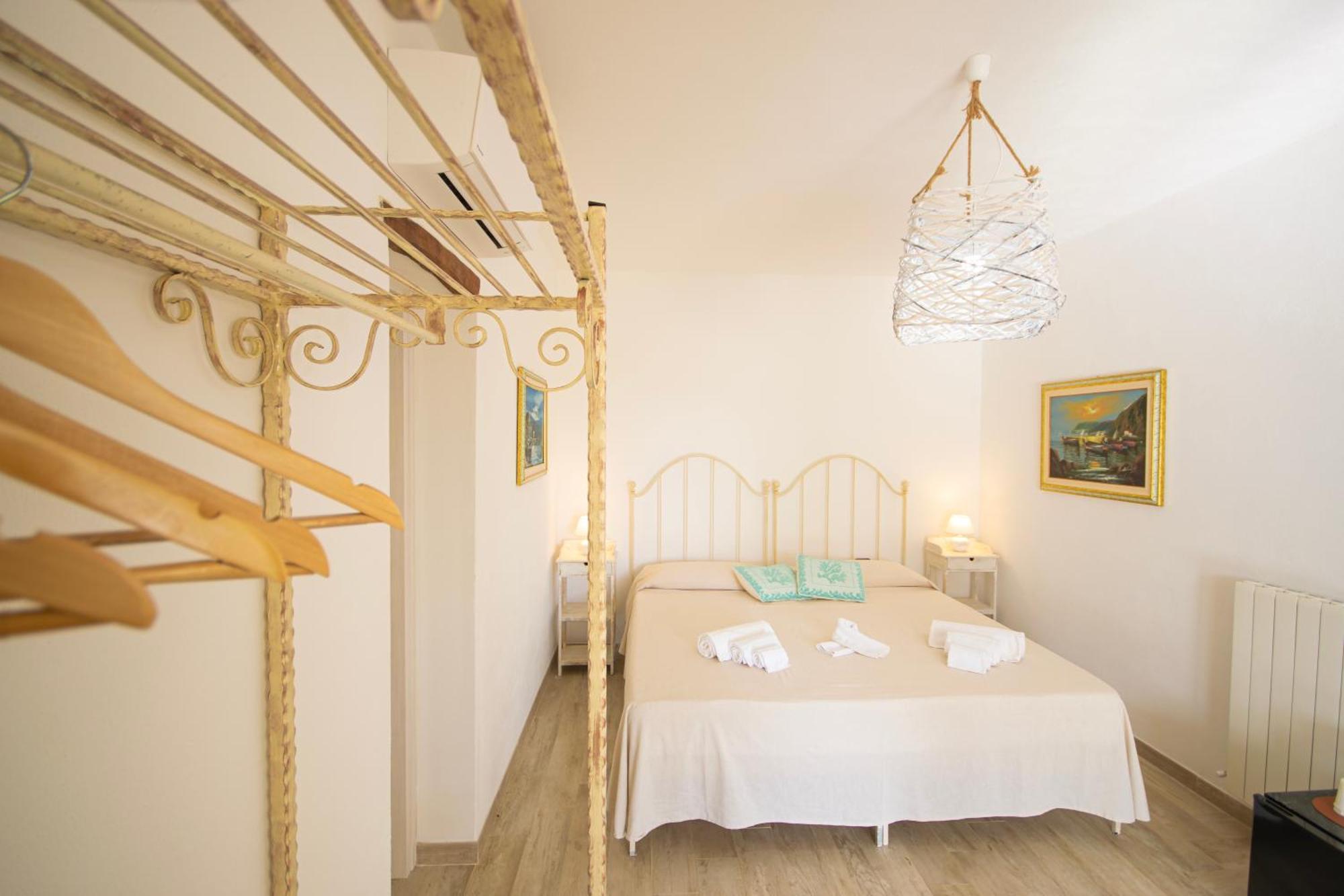 Hotel Essenza Di Mirto La Caletta Δωμάτιο φωτογραφία