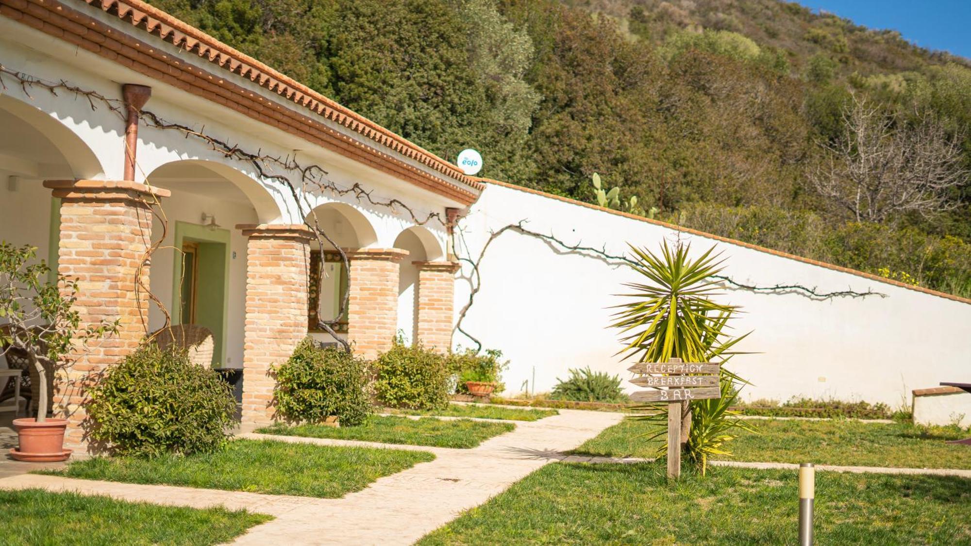 Hotel Essenza Di Mirto La Caletta Εξωτερικό φωτογραφία